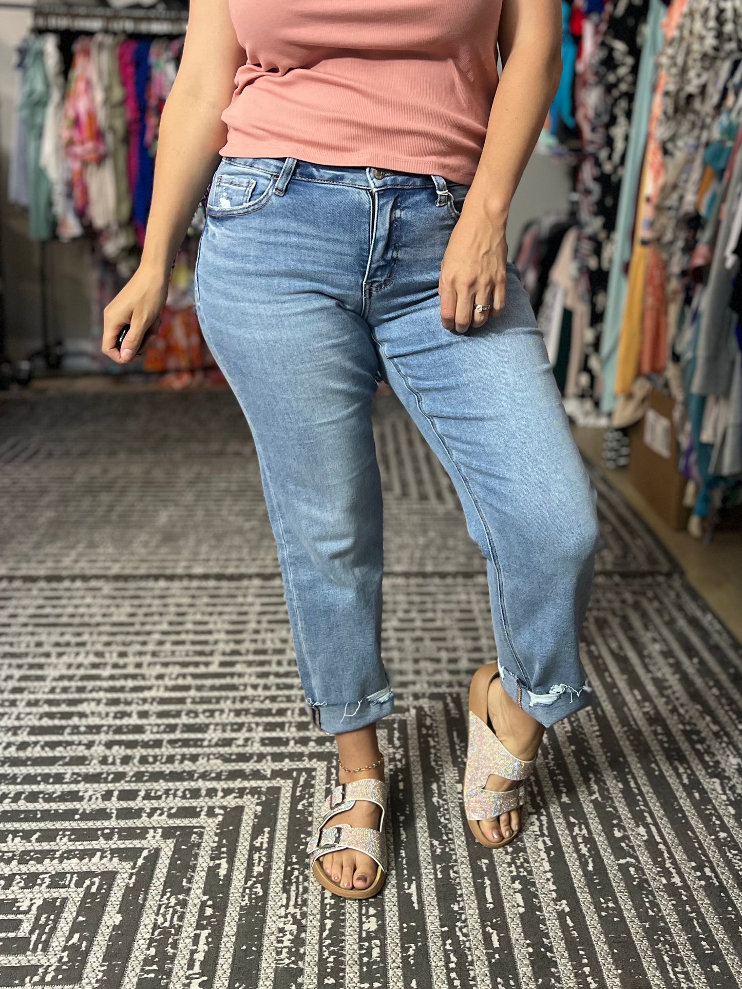 Lovervet Mid Rise Straight Crop