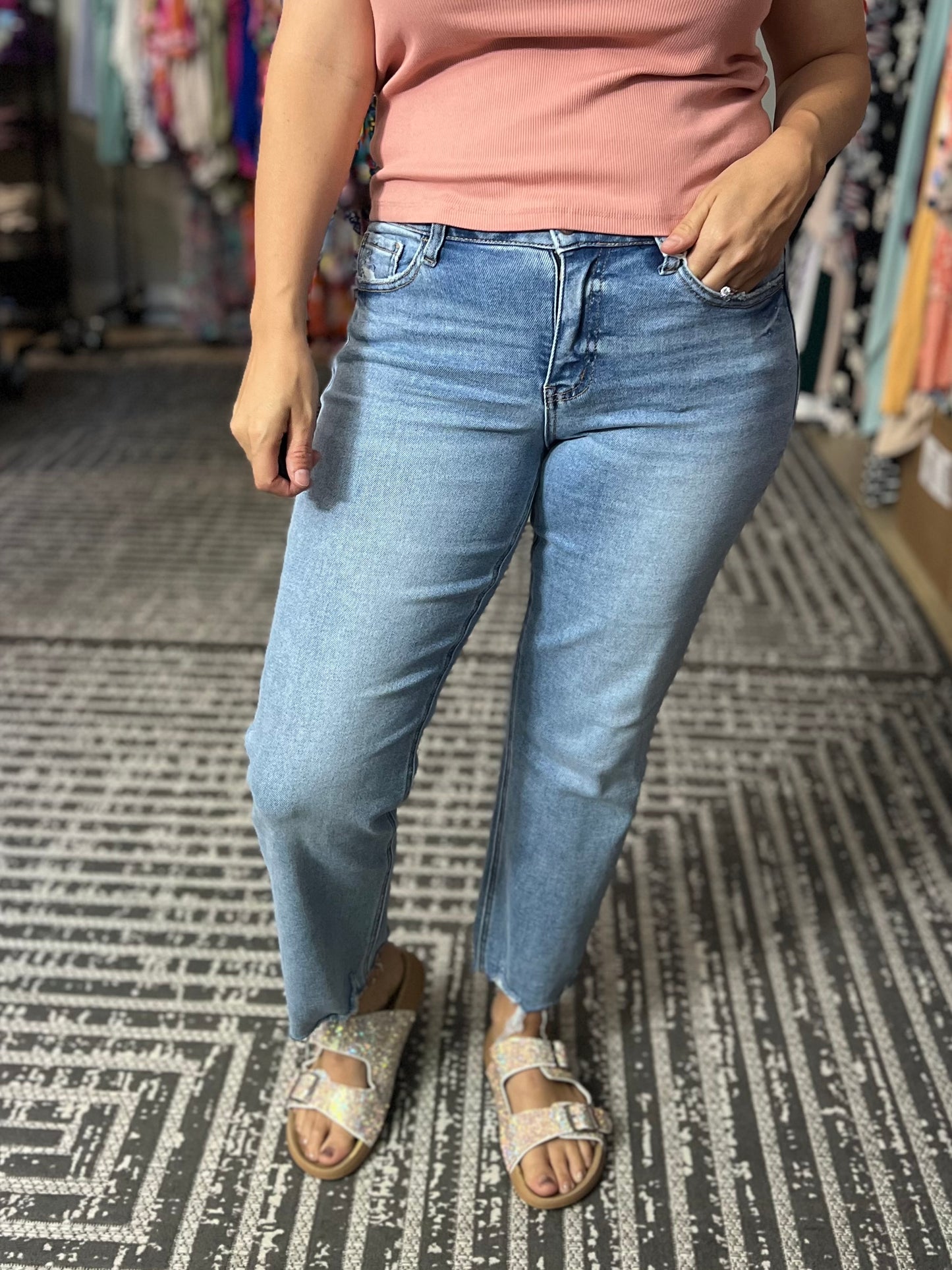 Lovervet Mid Rise Straight Crop