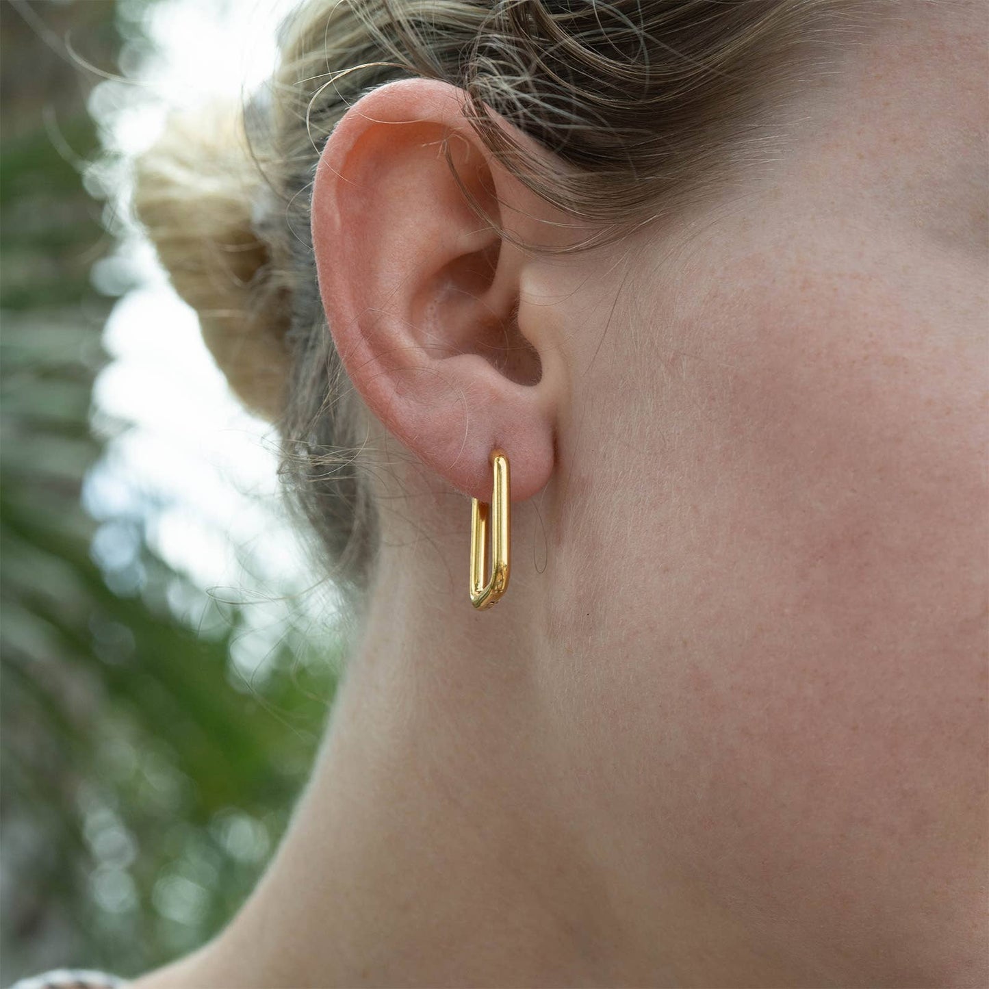 18K Gold Rounded Rectangle Everyday Huggie Earrings